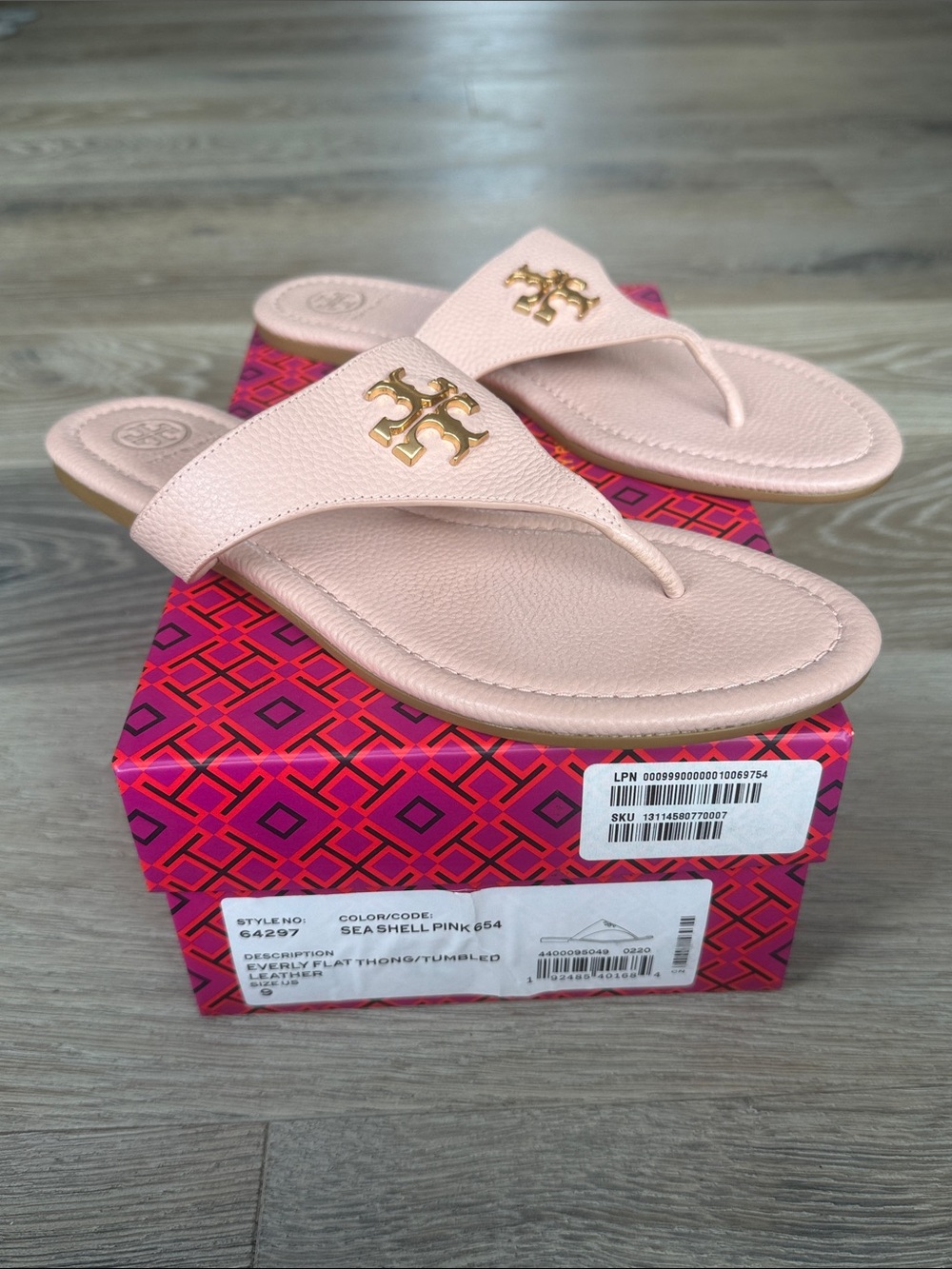 Tory Burch Sea Shell Pink Tumbled Leather Sandal Flat Thong Gold Double T Logo 9 - Picture 7 of 9